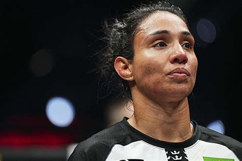 Taila Santos .